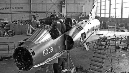 <p>Wartung eines Kampfjets Mirage 104 in den Hallen von Sabca (1974)</p>