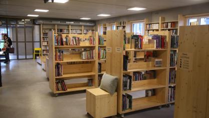 <p>Alle Möbelstücke der Bibliothek wurden auf Rollen gebaut und lassen sich so je nach Bedarf leicht verschieben.</p>