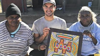 <p>„Jangala“ wird Josua Dahmen von den Jaru-Sprechern genannt. Die beiden Frauen auf diesem Bild, Nida und Clare, spricht er mit “Ngamayi” (Mama) an. Hier präsentieren sie eines von Nidas Kunstwerken.</p>