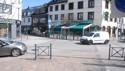 <p>Im Kreuzungsbereich Mühlenbachstraße-Hauptstraße stellt sich ein Sicherheitsproblem für Radfahrer.</p>