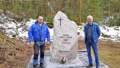 <p>Karl-Heinz Büx (links) und Reinhold Hoffmann, damals Präsident des Junggesellenvereins Crombach, am Denkmal für die Opfer des Flugzeugabsturzes vom 19. April 1981 in Recht, das die Erinnerung an dieses schreckliche Unglück wachhält, bei dem drei junge Männer aus Crombach ihr Leben verloren.</p>