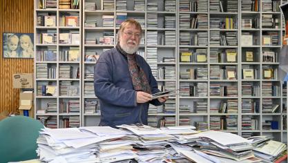 <p>CDs, Schallplatten, Presse- und Moderationstexte: In Hans Reuls Büro ist Musik hörbar und auch für das Auge allgegenwärtig.</p>