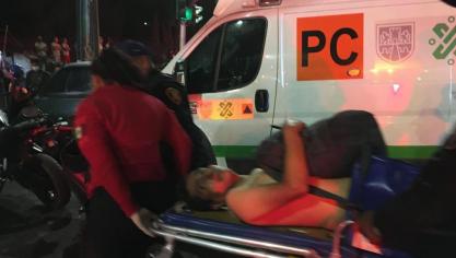 <p>Rettungskräfte transportieren einen Verletzten auf einer Trage zu einem Krankenwagen. In Mexiko-Stadt ist eine U-Bahnbrücke zum Teil eingestürzt und eine Bahn dabei verunglückt.</p>
