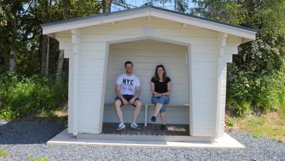 <p>Pascal Seffer („Zesame für Walert“) und Marianka Lesser (WFG) sitzen in der Wanderschutzhütte am Standort Keppelborn.</p>