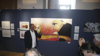 <p>Pierre Kroll führte die Gäste durch die Ausstellung. Zu sehen sind Karikaturen zu weltpolitischen Themen, ein Teil der Schau ist aber speziell Belgien gewidmet.</p>