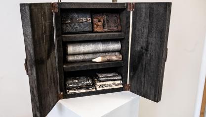 <p>Die monoton gehaltenen Kunstwerke von Simone Huby bilden interessante Kontraste.</p>