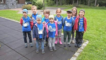 <p>Gruppe Blau präsentiert stolz die T-Shirts des Kinderferientreffs.</p>