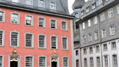 <p>Auch das „Rote Haus“, ein Schmuckstück in Monschau, hat wieder geöffnet.</p>