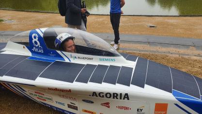 <p>Die 24-jährige Birgitt Peeters steuert das Solarauto bei der WM.</p>