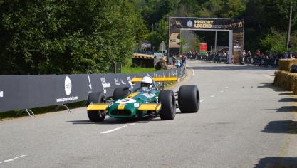 <p>Antike F1-Wagen auf dem früheren Straßenkurs von Spa-Francorchamps</p>
