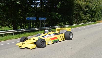 <p>Antike F1-Wagen auf dem früheren Straßenkurs von Spa-Francorchamps</p>
