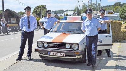 <p>Auch die Gendarmerie war originalgetreu mit der früheren Uniform und dem Golf GTI mit von der Partie.</p>