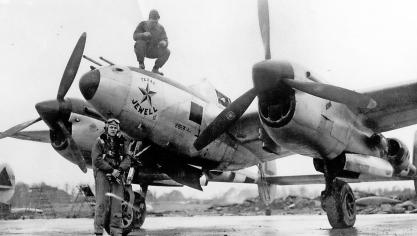 <p>Eine P-38 Lightning stürzte im Nachmittag des 17. Dezember 1944 nahe Mirfeld ab. Dieses Foto zeigt ein Flugzeug aus der gleichen Einheit.</p>