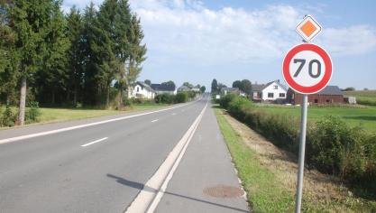 <p>Im Medeller Ortsteil Hervert, zwischen Walleroder Brücke und Hochkreuz (im Hintergrund), sind viele Verkehrsteilnehmer deutlich zu schnell unterwegs. Sie sollen künftig durch eine Abschnittsmessung zur Vernunft gebracht werden.</p>