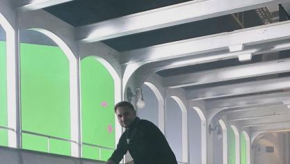 <p>Stefan Henkes an seinem Arbeitsplatz: Vor zwei Jahren ist er aus der Eifel nach Berlin gezogen.</p>