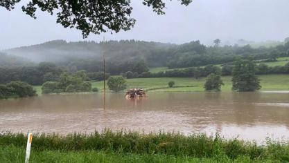 <p>Das überschwemmte Ourtal nahe Weweler: „Unsere Landwirte sind Hochwasser leider gewöhnt, aber nicht in dem Ausmaß wie Mitte Juli“, sagt Bürgermeisterin Marion Dhur.</p>