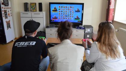 <p>In der neuen „Gaming Lounge“ von E-Sports East Belgium finden die Besucher digitale und analoge Spiele vor.</p>