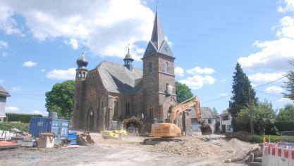 <p>Bei der Neugestaltung des Kirchplatzes in Lommersweiler dürften sich die Arbeiten bis zum Beginn der Sommerferien im Baugewerbe hinziehen.</p>