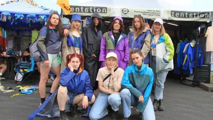 <p>„Tentation“ fertigt Jacken, Rucksäcke und Taschen aus zurückgelassenen Zelten. Das Unternehmen präsentierte sich am Wochenende bei „Rock am Ring“ in der deutschen Eifel.</p>
