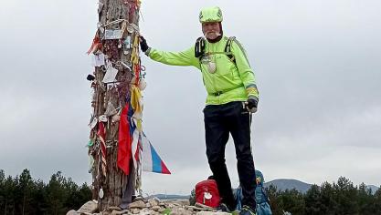 <p>Freddy Fleuster am Cruz de Ferro am Monte Irago, dem mit 1.500 Metern höchsten Punkt des Camino.</p>