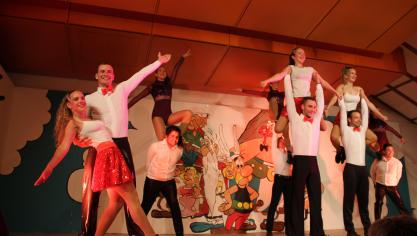 <p>Regionale Tanzgruppen zeigten ihr Können auf der Bühne in Mackenbach.</p>