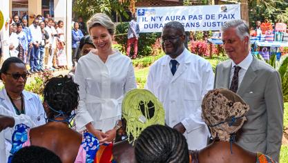 <p>König Philippe und Königin Mathilde besuchten in Bukavu das Panzi-Krankenhaus von Dr. Denis Mukwege (zwischen dem Königspaar). Das Hospital ist spezialisiert auf die Behandlung von Überlebenden von Gewalt, von denen die große Mehrheit sexuell missbraucht wurde.</p>