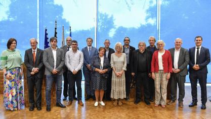 <p>Das Gruppenfoto zeigt Preisträger, Laudatoren und Abgeordnete im Parlament der DG.</p>