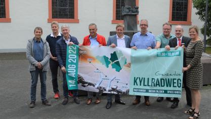 <p>Die Gemeindevertreter und Landräte freuen sich, dass der Radaktionstag „Grenzenlos Kyllradweg“ in diesem Jahr wieder stattfindet.</p>