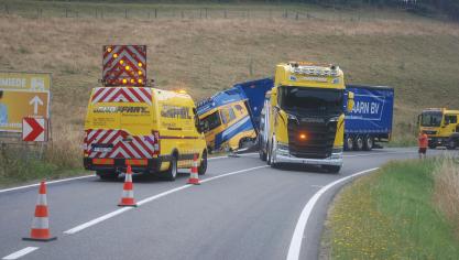 <p>Unfall am Mittwochmorgen in Dürler: Der Lkw musste mit schwerem Gefährt geborgen werden.</p>