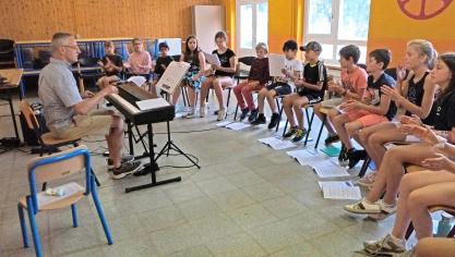 <p>Guido Niessen probt mit den jüngeren Teilnehmern der Singwoche. Gesungen wird einzeln und in der Gruppe.</p>