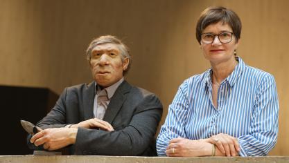 <p>Museumsdirektorin Bärbel Auffermann neben der Nachbildung eines Neandertalers im Anzug.</p>