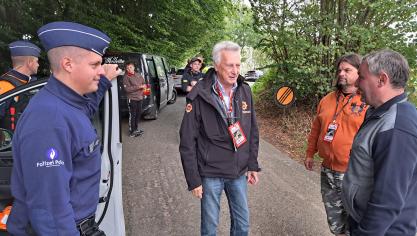 <p>Nach der Abnahme konnte Bürgermeister Erik Wiesemes (rechts) die Wertungsprüfung Amel an deren Ziel in Wallerode freigeben. In der Mitte erkennt man den Zulassungsbeauftragten des Kgl. belgischen Automobilclubs (RACB), Michel Lauwers, als zweiten von rechts (etwas verdeckt) Raphaël Bertrand, den Sicherheitsdirektor der Rallye du Condroz.</p>