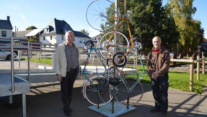 <p>Norbert Huppertz (links) und Jean-Pierre Bredo (rechts) fertigten die Wanderskulptur „Saint Christophe“ an. Sie steht noch einige Wochen am alten Bahnhof in Montenau.</p>
