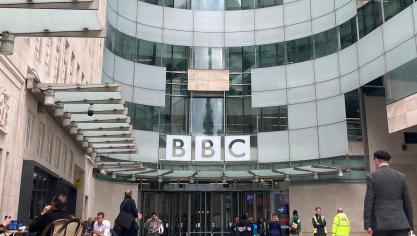 <p>Das Sender-Logo prangt am Eingang der britischen Rundfunkanstalt BBC.</p>