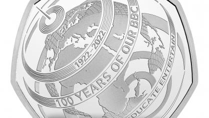 <p>Die britische Münzprägeanstalt Royal Mint hat eine Gedenkmünze zum 100. Jahrestag der BBC-Gründung auf den MArkt gebracht.</p>
