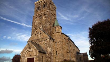 <p>Vom Kirchturm in Sourbrodt „regnet“ es mitunter Steine. Eine Sanierung des Mauerwerks ist erforderlich.</p>