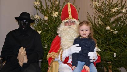 <p>Der Nikolaus verteilte zahlreiche Tüten an die Kinder.</p>