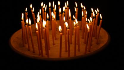 <p>Das Entzünden der Kerzen ist stets ein sehr bewegender Moment, denn jede erinnert an ein verstorbenes Kind.</p>