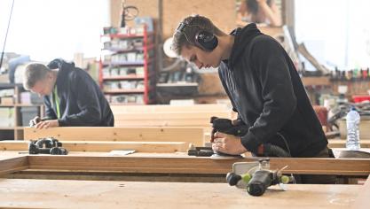 <p>Zur Zeit machen zwei Lehrlinge ihre Ausbildung zum Bau- und Möbelschreiner in der Firma F. Lausberg.</p>