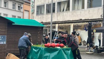 <p>Auch Mitglieder des Gartenbauvereins waren am Donnerstagvormittag noch mit Aufbauarbeiten beschäftigt.</p>