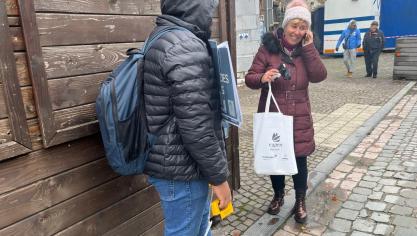 <p>Bei Marion Decker (rechts) laufen seit über drei Jahrzehnten die Fäden für den Eupener Weihnachtsmarkt zusammen.</p>