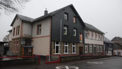 <p>In allen Dorfschulen, wie hier in Nidrum, will die Gemeinde Bütgenbach die Beleuchtungskörper austauschen.</p>