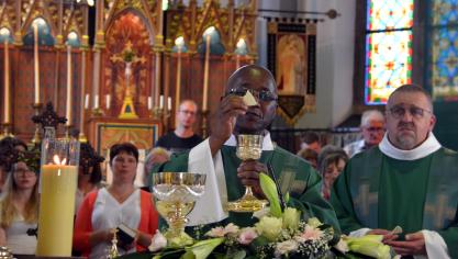 <p>Pater Johannes Batenderana bei seiner Einführung im Pfarrverband Amel Ende August 2022. Der aus dem Ostkongo stammende Geistliche kann am kommenden Samstag sein silbernes Pristerjubiläum feiern.</p>