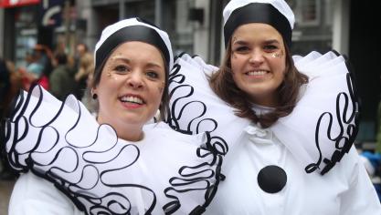 <p>Gut gelaunte Gesichter bei der Sonntagsparade des Cwarmê</p>