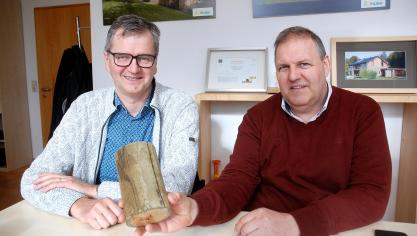 <p>Aus Irland importierten Gilbert Leyens und Kurt Faymonville eine Methode, um Pfähle aus heimischem Fichtenholz mittels kleiner Einkerbungen mit Kupfersalz zu imprägnieren.</p>