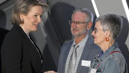 <p>Königlicher Besuch bei der Jubiläumsfeier im Atomium: Königin Mathilde im Gespräch mit den Eltern von Dutroux-Opfer  An Marchal, Betty und Paul Marchal.</p>