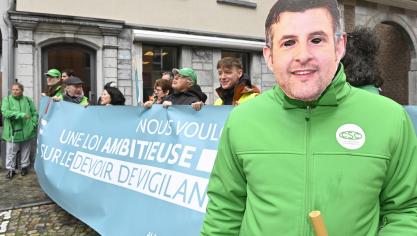 <p>Aktivisten aus ganz Belgien sind zur Aktion „Vote of the year - Der Ball liegt bei Ihnen!“ vor das Büro des EU-Abgeordneten Pascal Arimont nach Eupen gekommen.</p>