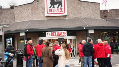 <p>Streikposten vor einem Delhaize in Gent. Anfang März kündigte die Supermarktkette an, ihre 128 Läden in Eigenregie an selbstständige Betreiber zu übertragen. Die Gewerkschaften lehnen dies ab.</p>