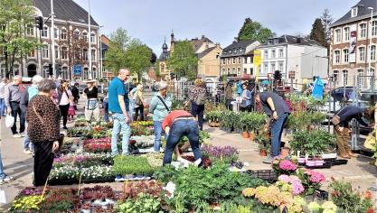 <p>Der Blumenmarkt ist eine willkommene Gelegenheit, sich mit Freunden zu treffen und Fachsimpelei zu betreiben.</p>