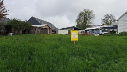 <p>Auf diesem Grundstück wird der neue Mürringer Dorfplatz entstehen. Im Hintergrund erkennt man den neuen Dorfsaal Jaspesch.</p>